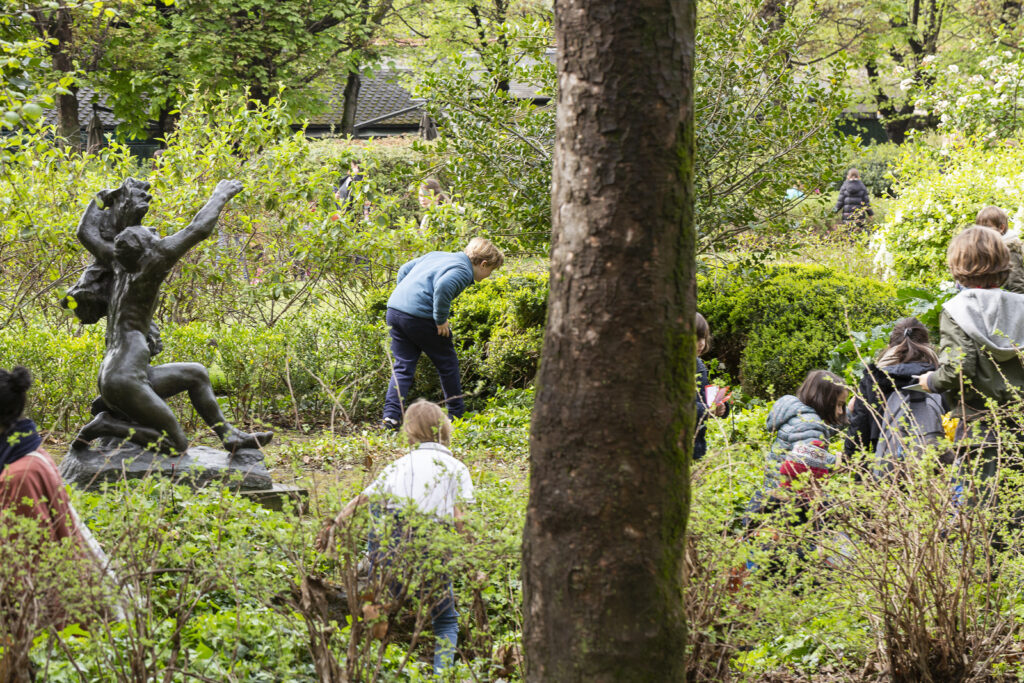 Chasse aux oeufs de Paques dans le jardin de l'Hotel Biron, musee Rodin, en partenariat avec A la mere de famille